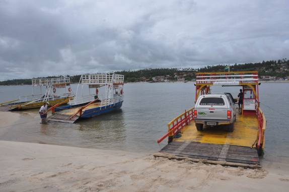 Embarcando a Fiona para cruzar o rio Cunhaú, no caminho entre a praia do Sagi e a Praia da Pipa - RN